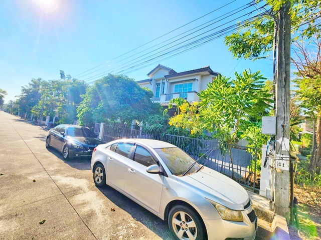 คุ้มเกล้า ซ.9-13 สุวินทวงศ์ บ้าน 2ชั้น หลังมุม ทำเลดี 3นอน ม.พระจอมเกล้าลาดกระบัง 6.6กม  คุ้มเกล้าตัดใหม่  2น้ำ 66ตร.วา