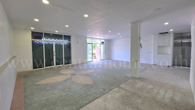 อาคารพาณิชย์ 4 คูหา ที่ดินใหญ่ ถนนเมน คุ้มเกล้า - มีนบุรี