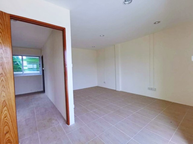 วัดไพร่ฟ้า 4.13 กม. ตลาดนัดทองสะอาด 500ม. ให้เช่าโกดัง คลังสินค้า ลาดหลุมแก้ว 740 ตร.ม. 200ตร.วา.รพ.ปากเกร็ด 2 4.9 กม. ริมถนนใหญ่ กาญจนา