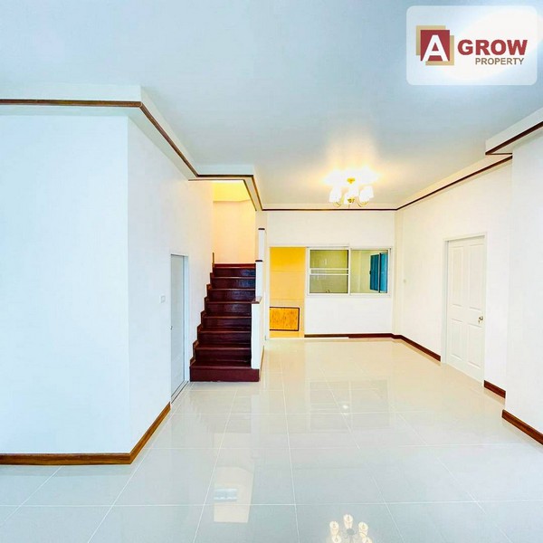 หมู่บ้านศุภกร ถนนบ้านกล้วย-ไทรน้อย บ้านสวย หลังมุม สูงโปร่ง เย็นสบาย