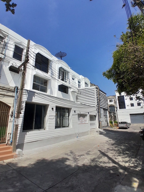 BH3481 ขาย/เช่า ทาวน์เฮ้าส์ 3 ชั้น พระราม 9 ซอย 11  2 คูหาติดกัน  ใกล้ MRT สายสีส้ม โอกาสทองสำหรับอยู่อาศัย ทำออฟฟิศ