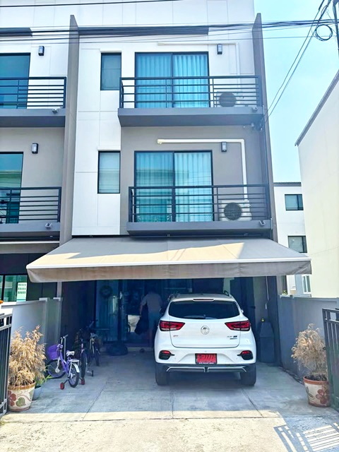 รพ.สินแพทย์ รามอินทรา 3 กม. เฟอร์ครบ 3 นอน บางเขน MRT คู้บอน 2.7 กม. รามอินทรา 83 ให้เช่าทาวน์เฮาส์ 3 ชั้น บ้านกลางเมือง 21ตร.วา. 241ตร.ม. 