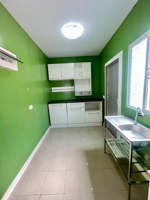 รพ.ธนบุรี 2 4.1 กม. ตลาดนัดลุงออม1.8 กม. บ้านเดี่ยว 2 ชั้น หลังมุม ติดถนนเมน 38ตร.วา. 160ตร.ม.  3นอน 2น้ำ MRTตลาดบางใหญ่ 8.8 กม.