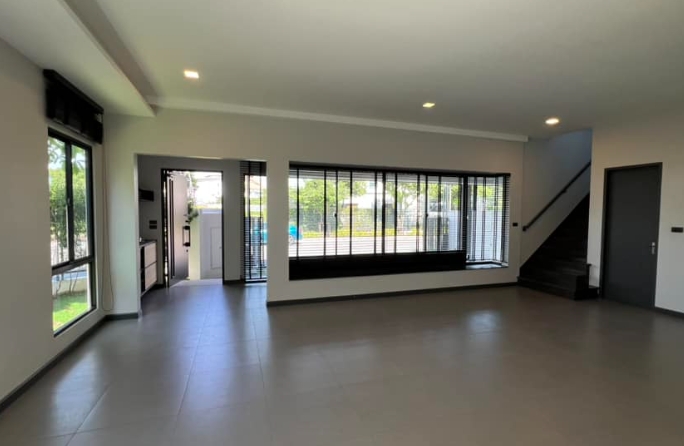 ขายบ้านเดี่ยว  VIVE บางนา กม. 7 Luxury Gallery House แปลงมุม วิว Lake ถนนหลัก หน้าบ้านไม่ชนใคร