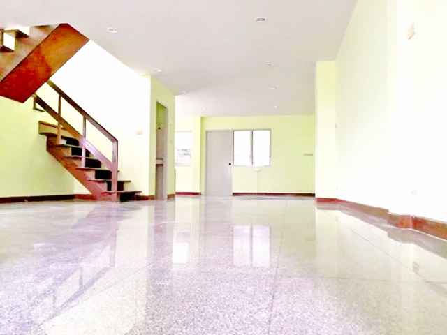 MRT วัชรพล 2.7กม. ให้เช่าทาวน์เฮาส์หลังใหญ่ 2 ชั้น  35ตร.วา.275ตร.ม  3 นอน ตลาดถนอมมิตร 2 กม. 2 น้ำ  โฮมออฟฟิศ