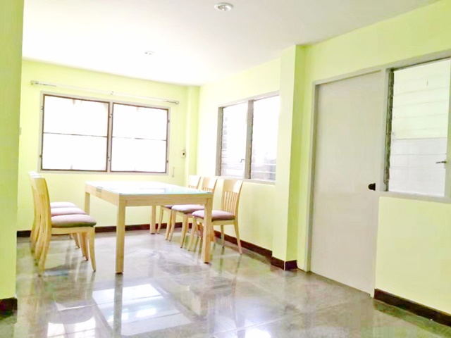 ตลาดถนอมมิตร 2 กม. MRT วัชรพล 2.7 กม. ให้เช่าทาวน์เฮาส์ ห้องมุมหลังใหญ่ 2 ชั้น  34 ตร.วา.272 ตร.ม  3 นอน 2 น้ำ   โฮมออฟฟิศ