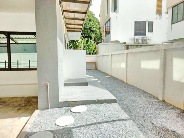 สไตล์โมเดิร์น ทำเลเยี่ยม บ้าน 3ชั้น 5นอน 4น้ำ  มาเรีย การ์เด้น 2กม.MRTบางรักใหญ่1กม.ไม่มีบ้านตรงข้าม