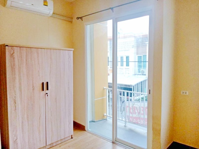 เฟอร์ครบ ทาว์นเฮาส์ 2ชั้น หลังมุม  24ตร.วา. รร.นานาชาตินอริช 1.5กม.พันท้ายนรสิงห์ 4นอน  พระราม2 1.5 กม. 184ตร.ม.  ตลาดสดลีลา 3.9กม.