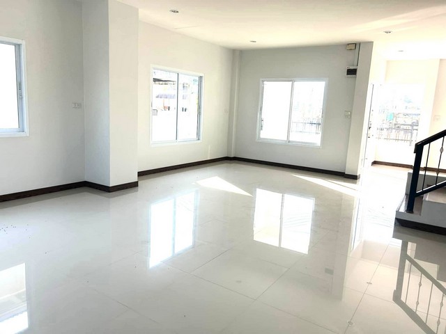 ขายบ้านสวยกลางใจเมืองพิษณุโลก  โครงการหมู่บ้านพฤกษ์ภิรมย์วัดจันทร์ ทรงปั้นหยา 2ชั้น เทมโพรารี่