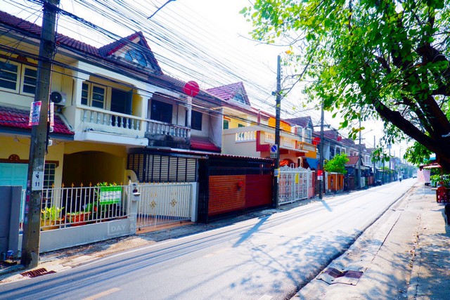 ขายทาวน์เฮาส์ 2 ชั้น นวมินทร์ 111 แยก 3 ถนนนวมินทร์ เข้าออกสะดวกได้หลายเส้นทาง เนื้อที่ 24 ตร.ว. ขายเพียง 2,750,000 ล้านบาท