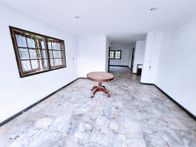 สนามกอล์ฟ เมืองเอก 900ม. เลี้ยงสัตว์ได้ ม.รังสิต 500ม.  ให้เช่าบ้าน 2ชั้น 125ตร.วา. 265ตร.ม. 3นอน 2น้ำ  MRTรังสิต3.5กม. รพ.ปทุมเวช 4.1 กม.