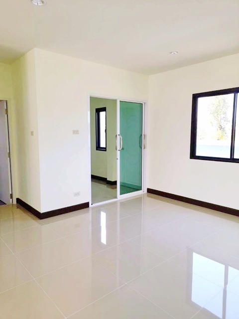 อมตะ 2.6 กม.โรบินสันชลบุรี พนัสนิคม 2.7 กม. ดอนหัวฬ่อ  ให้เช่า บ้าน 2 ชั้น 35ตร.วา. 160 ตร.ม. 2 นอน 2 น้ำ  วัดสำนักบก 2.6 กม.