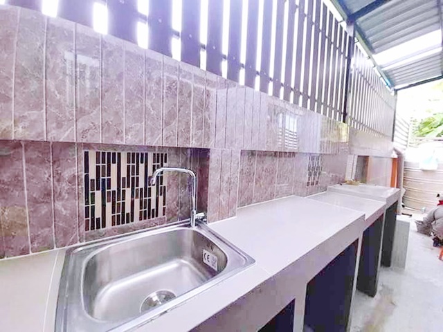 วัดสำนักบก 2.6 กม.  ดอนหัวฬ่อ พนัสนิคม 2.7 กม. 3นอน  ให้เช่า บ้าน 2 ชั้น 35ตร.วา. 160 ตร.ม.2 น้ำ โรบินสันชลบุรี อมตะ 2.6 กม.