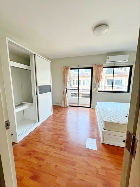 MRT ศรีกรีฑา ขาย-เช่า ทาวน์เฮาส์ 3 ชั้น เดอะมอลล์ บางกะปิ 1.8กม. ABAC หัวหมาก 1.1 กม.18 ตร.วา. 220 ตร.ม. รร.นานาชาติแอดเวนต์ 3นอน 3น้ำ