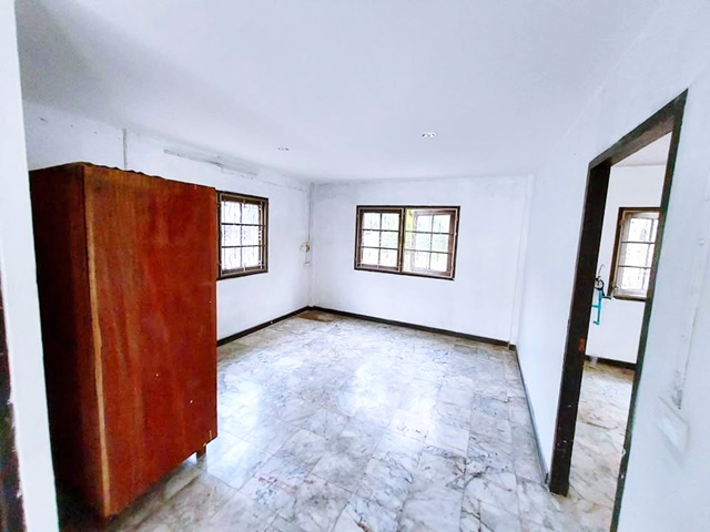 เมืองเอก 900ม.ม.รังสิต 500ม. สนามกอล์ฟ ให้เช่าบ้าน 2ชั้น 124ตร.วา. 200ตร.ม. 3นอน 2น้ำ  รพ.ปทุมเวช 4.1 กม. เลี้ยงสัตว์ได้ MRT รังสิต 3.5 กม.