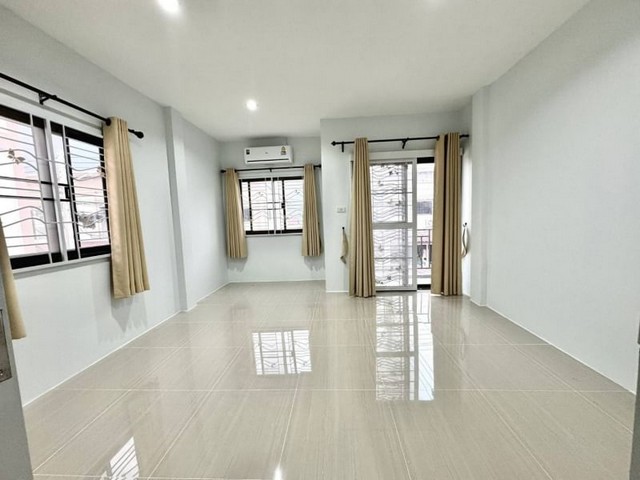 KDH0079 ขายทาวน์เฮ้าส์ สุขใจวิลล่า 7 ขนาด 20.8 ตร.วา  รอรีโนเวทให้ใหม่ ทำเลดี เดินทางสะดวก