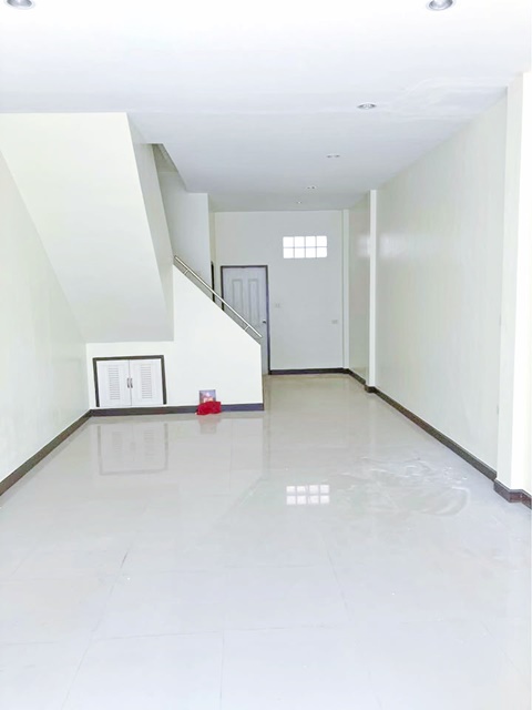 ศรีราชา 4.6 กม.รบินสัน ศรีราชา 500 ม. 2 นอน 2 น้ำ  ทาวน์โฮม 2 ชั้น 22 ตร.วา. 162ตร.ม.ม.เกษตรศาสตร์