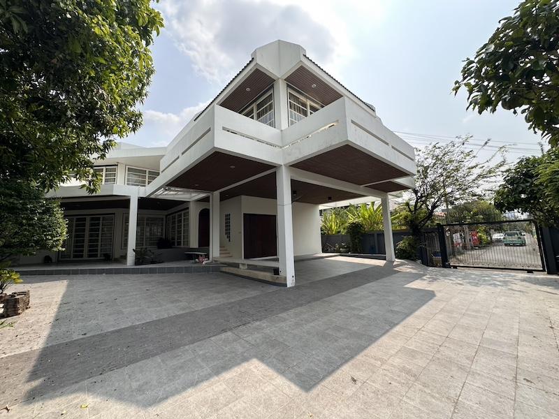 ให้เช่าบ้านเดี่ยว 2 ชั้น สุขุมวิท 71 ซอยปรีดีพนมยงค์ 14 มีสวนร่มรื่น ใกล้ BTS พระโขนง