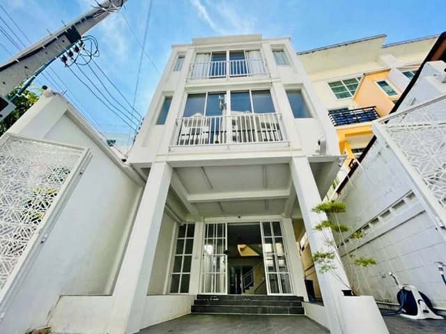 ให้เช่าอาคาร 3ชั้น 30ตรว. 350ตรม. เหมาะกับทำธุรกิจเสริมความงาม รัชดา BTSอารีย์ 1.3กม.ทำเลใจกลางเมือง รร.นานาชาติรีเจ้นท์ 3.8กม. 3-4นอน 5น้ำ