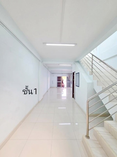 ทำเลหน้าหมู่บ้าน 1500 หลัง  ตลาดพระเงิน 1.6 กม.ให้เช่าตึกแถว 2ชั้น 19ตร.วา.160ตร.ม. รร.นานาชาติดราก้อน 2.5 กม.2 นอน 2 น้ำ