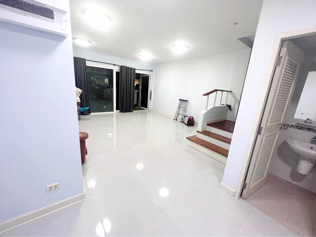 พาราไดซ์ พาร์ค 1.9กม. ห้วมุม MRTศรีนครินทร์38 700ม. โรบินสัน ศรีนครินทร์ ทาวน์โฮม 3ชั้น หัวมุม 21ตร.วา.250ตร.ม.ม.ดุสิตธานี1.2กม.3นอน