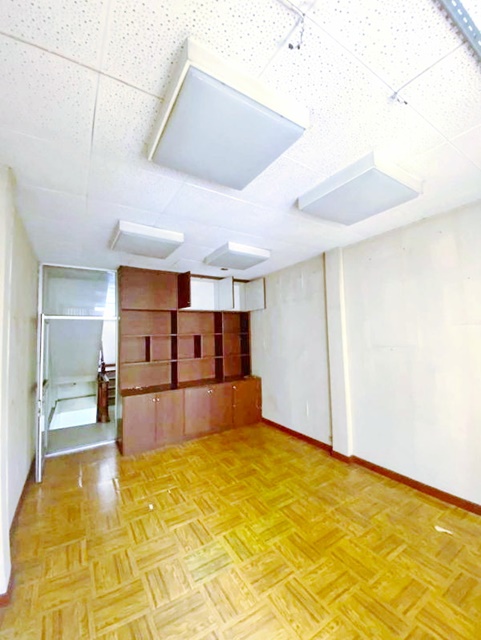 MRT สามย่าน 800ม . ตลาดวัดแขก 700ม.  ให้เช่าอาคารพาณิชย์ 5 ชั้น บางรัก 18ตร.วา.300 ตร.ม. 3 นอน รร.นานาชาติเซนต์แอนดรูส์ สาทร 1.8 กม.