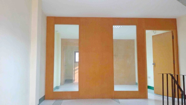 ให้เช่า-ขายอาคารพาณิชย์ 5 ชั้น ประชาอุทิศ 70-78 รีโนเวทใหม่ ม.พระจอมเกล้าธนบุรี 2.5 กม. 5นอน 20 ตร.วา. 400 ตร.ม.  5 น้ำ