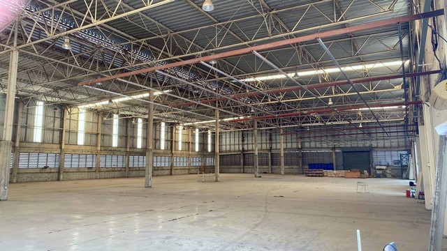 ให้เช่าโรงงานโกดังศรีราชาชลบุรี  บนเนื้อที่  4 ไร่ พื้นที่ใช้สาย 4000  ตรม. สีม่วงลาย