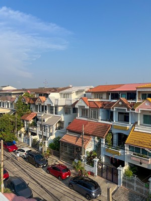 อยู่ตรงข้ามซีคอนศรีนครินทร์ ราคาดีเหมาะรีโนเวท ขายโฮมออฟฟิศ หมู่บ้านรอยัลนครินทร์ วิลล่า 750 ม. ถึงศรีนครินทร์ 42