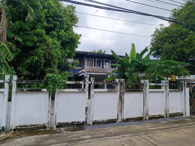 ขายบ้านพร้อมที่ดิน 104 ตรว. หมู่บ้านเสรี ถนนพระราม 9 ซอย 41 หลังเดอะไนน์พระรามเก้า ***บ้านต้องรีโนเวท