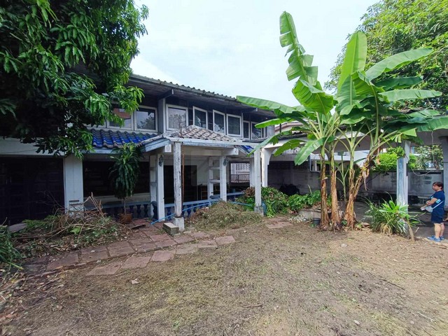 ขายบ้านพร้อมที่ดิน 104 ตรว. หมู่บ้านเสรี ถนนพระราม 9 ซอย 41 หลังเดอะไนน์พระรามเก้า ***บ้านต้องรีโนเวท