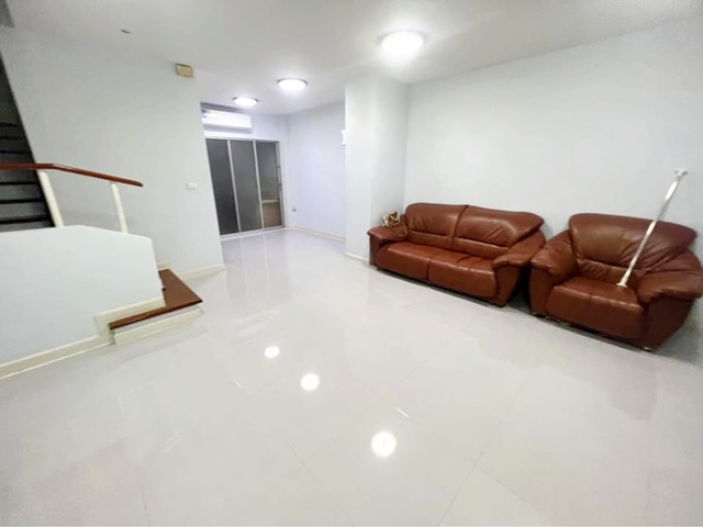 โรบินสัน ศรีนครินทร์ MRTศรีนครินทร์38 700ม. บ้านทาวน์โฮม 3 ชั้น หัวมุม 21ตร.วา.250ตร.ม.ม.ดุสิตธานี 1.2กม.3นอน 2น้ำ พาราไดซ์ พาร์ค 1.9กม.