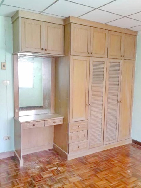 ตลาดหนามแดง 1 กม.  MRT ศรีด่าน 3.2 กม. ทาวเฮาส์ 3 ชั้น ติดถนนเมน 18 ตร.วา.220 ตร.ม.รร.นานาชาติสิงคโปร์สุวรรณภูมิ 800 ม.3 นอน 3 น้ำ