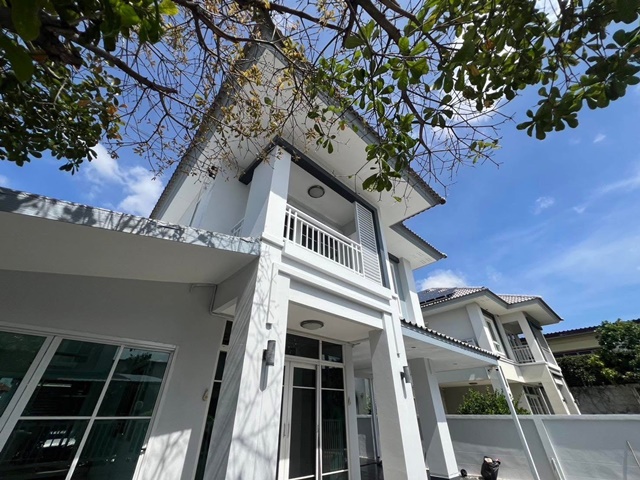 คู้บอน 21-29  แฟชั่นไอส์แลนด์ 3 กม.  รพ. สินแพทย์ รามอินทรา  2กม.  ให้เช่า บ้านเดี่ยว  แอร์  5 ตัว  3นอน 3น้ำ 55ตรว.  220ตรม.  คู้บอน