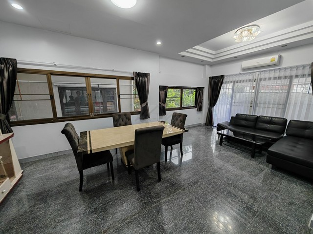 ให้เช่าบ้านเดี่ยว 2 ชั้นครึ่ง (มีดาดฟ้า) 6 ห้องนอน ซอยลาดพร้าว42 เฟอร์นิเจอร์และเครื่องใช้ไฟฟ้าครบชุด พร้อมอยู่