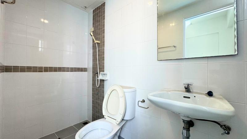 ขาย อาคารพาณิชย์ 3 ชั้นครึ่ง สภาพดี ไม่เคยผ่านการใช้งาน โครงการไลบรารี่ทาวน์ ประชาอุทิศ 90