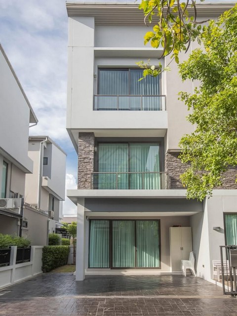 ให้เช่าบ้านแฝด 3 ชั้น บ้านกลางเมือง Classe เอกมัย-รามอินทรา ใกล้ทางด่วน ตกแต่งพร้อมอยู่ 