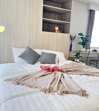 ห้องมุม วิวดอย มีระเบียง วิวสวย ดอย และเมือง เฟอร์นิเจอร์ครบพร้อมเข้าอยู่  คอนโดโซนเจ็ดยอด ห่าง มช. 800 เมตร