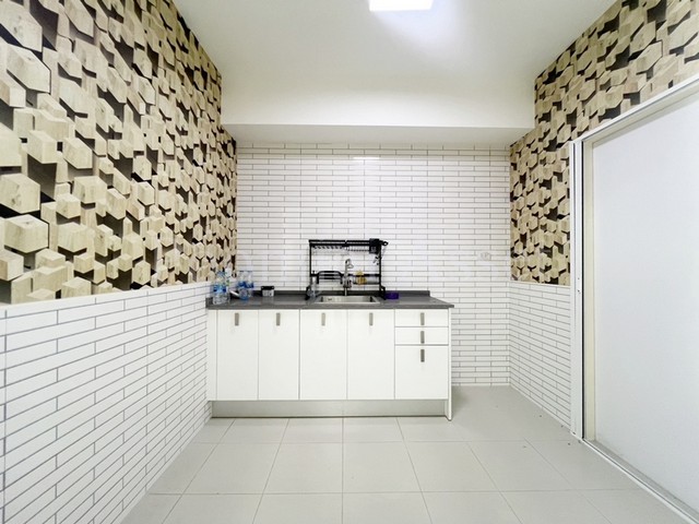 บ้านแฝด หมู่บ้าน อินนิซิโอ 3  ปิ่นเกล้า - วงแหวน  ( ถนนเมน ตรงข้ามคลับเฮาส์ )