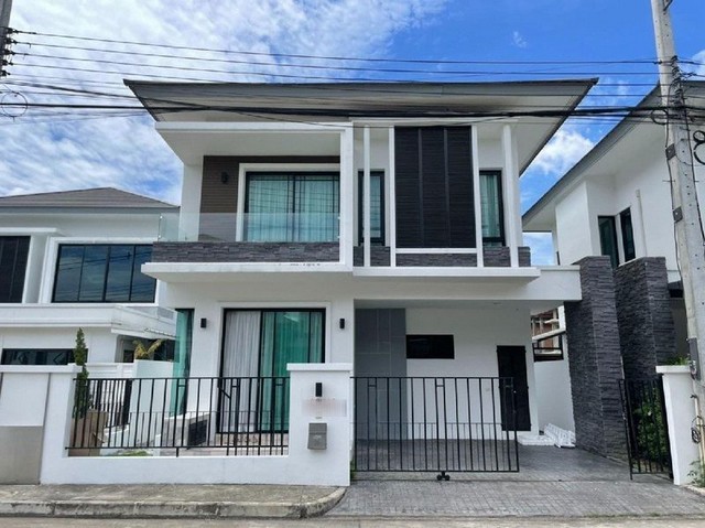 บ้านเดี่ยว 2 ชั้น สไตล์โมเดิร์นลักชูรี่ ใจกลางเมือง 