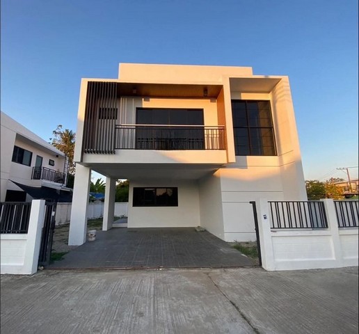 บ้านเดี่ยว 2 ชั้น หลังใหญ่ สไตล์โมเดิร์น สันกำแพง    