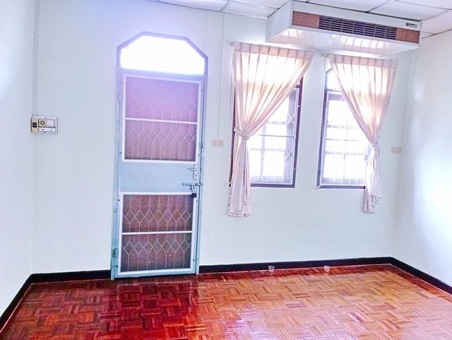 คฤหาสน์ ให้เช่า ทาวน์เฮ้าส์ 3ชั้น 2คูหา 6นอน  45 ตร.วา.555 ตร.ม. MRTจรัญฯ 13 300ม.  ท่าพระ 1กม. ตลาดโพธิ์สามต้น 1.1 กม. 4 น้ำ  Airbnbได้