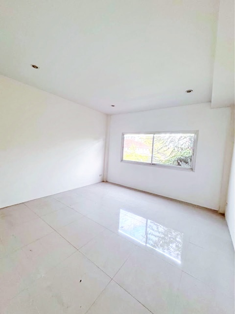 ซ.รามอินทรา 89-99  MRT แฟชั่น 400ม. ให้เช่าทาวน์โฮม 3ชั้น 20ตร.วา. 4นอน 3 น้ำ รร.นานาชาติกลอรี่สิงคโปร์ 3.9 กม.  นพรัตนราชธานี 1.1กม.