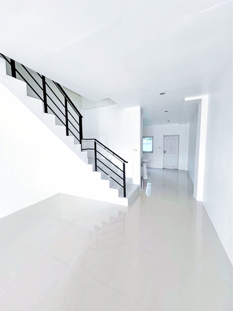 MRT แฟชั่น 400ม. นพรัตนราชธานี 1.1กม. ให้เช่าทาวน์โฮม 3ชั้น 19ตร.วา. 4นอน 3 น้ำ รร.นานาชาติกลอรี่สิงคโปร์ 3.9 กม. ซ.รามอินทรา 89-99