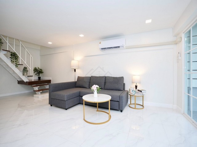 ขายทาวน์เฮ้าส์ 2 ชั้น ซอยลาดพร้าว 91 รีโนเวทใหม่ทั้งหลัง ใกล้ MRT สถานีมหาดไทย ใกล้โรงพยาบาลลาดพร้าว พร้อมเข้าอยู่