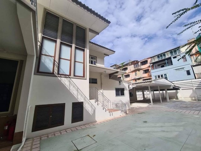 ปล่อยเช่า บ้านเดี่ยว สุขุมวิท 44 เนื้อที่ 375 ตารางวา เนื้อที่กว้าง บ้านใหญ่