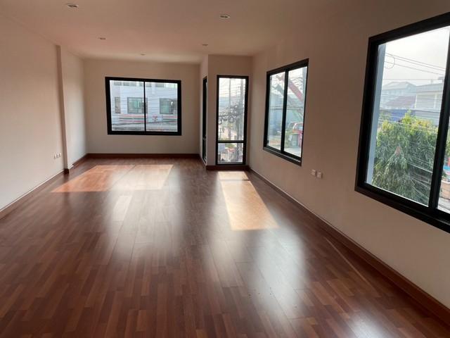 ให้เช่าโฮมออฟฟิศ 3 ชั้น ถนนเฉลิมพระเกียรติ ร.9 เขตประเวศ ใกล้สวนหลวง ร.9