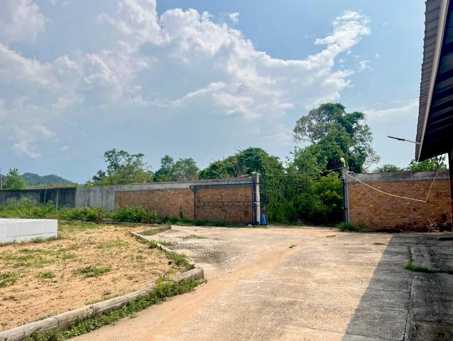 ขายที่ดินพร้อมบ้านและหอพัก บางละมุง ชลบุรี 8-1-9 ไร่ ผังสีเหลือง สามารถสร้างโรงงาน โกดัง คลังเก็บสินค้า