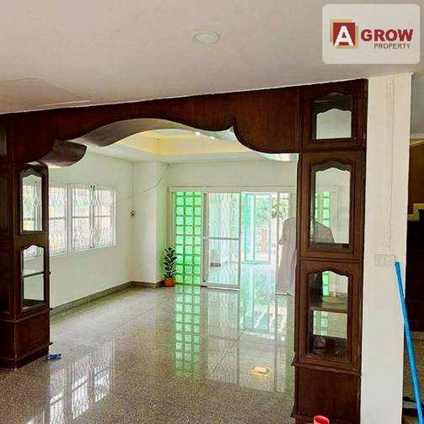 หมู่บ้านรุ่งนภา 4 ซอยร่มเกล้า 13 บ้านสวยรีโนเวทใหม่ พร้ิอมอยู่