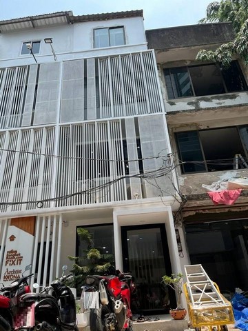 ให้เช่าอาคารพาณิชย์ 4 ชั้น 20 ตรม. ซอยสุขุมวิท 18 ใกล้ BTS อโศก